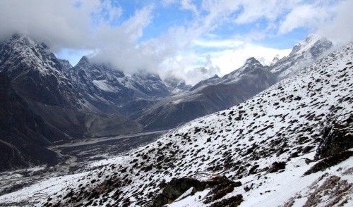 Na zdjęciu: Górski krajobraz w Nepalu. Licencja Creative Commons Attribution-Share Alike 2.0 Generic