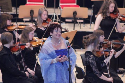 Lucyna Górska z orkiestrą.jpg